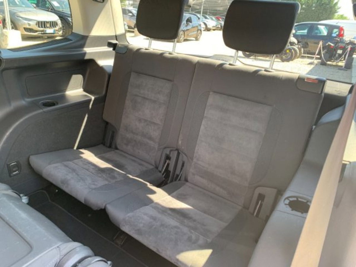 Volkswagen Touran 2.0 TDI 140 CV DSG Highline (9)