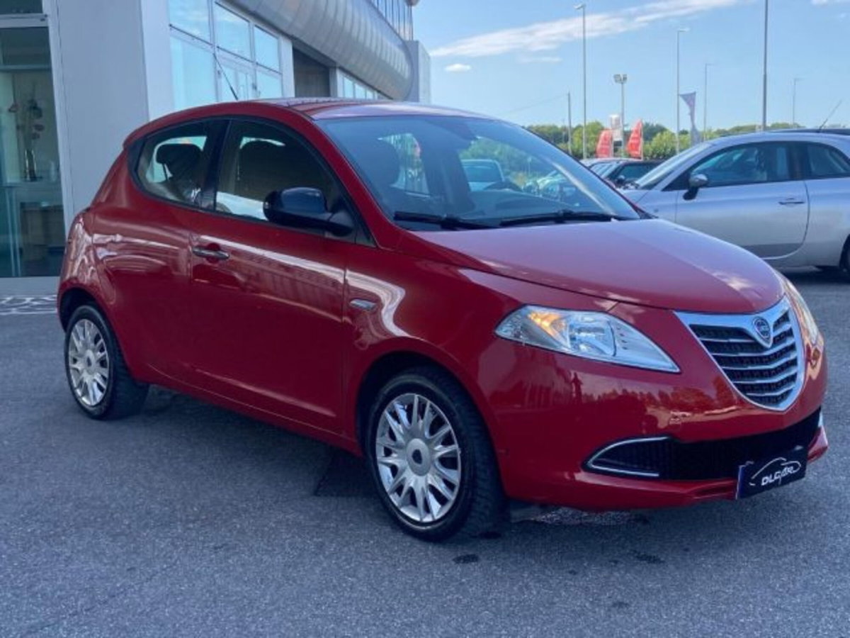 Lancia Ypsilon 1.2 69 CV 5 porte Silver (2)