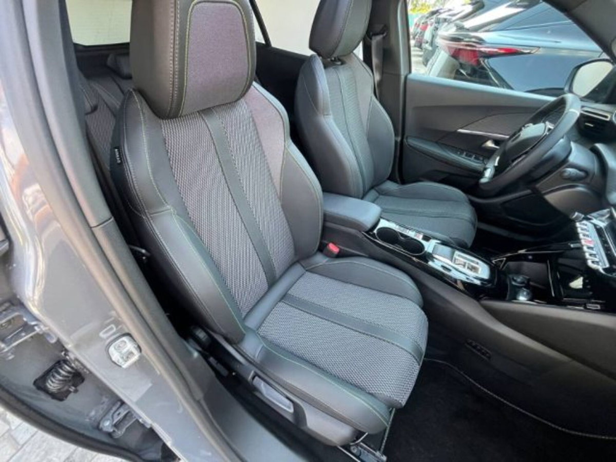 Peugeot 2008 1.2 hybrid GT 145cv e-dcs6 (13)