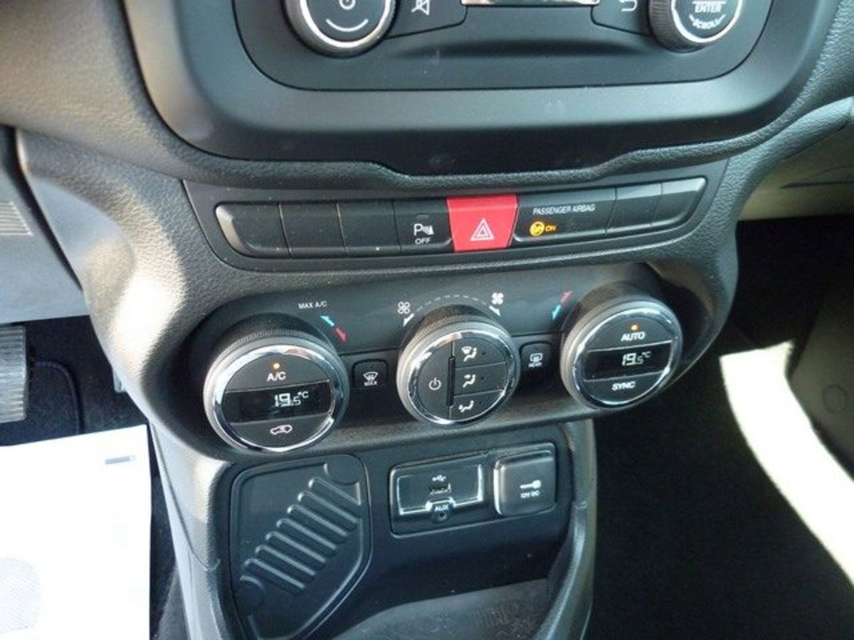 Jeep Renegade 1.6 Mjt DDCT 120 CV Longitude (13)