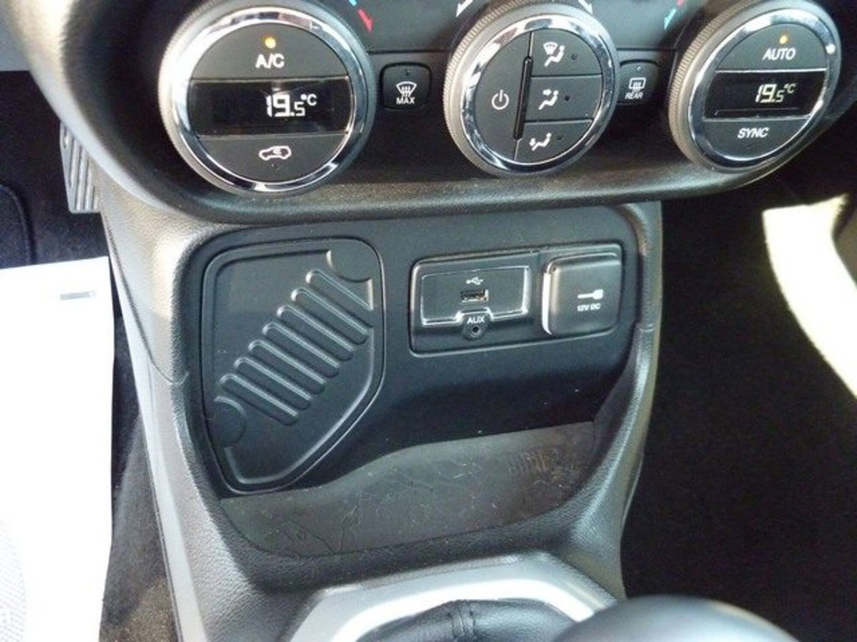 Jeep Renegade 1.6 Mjt DDCT 120 CV Longitude (17)
