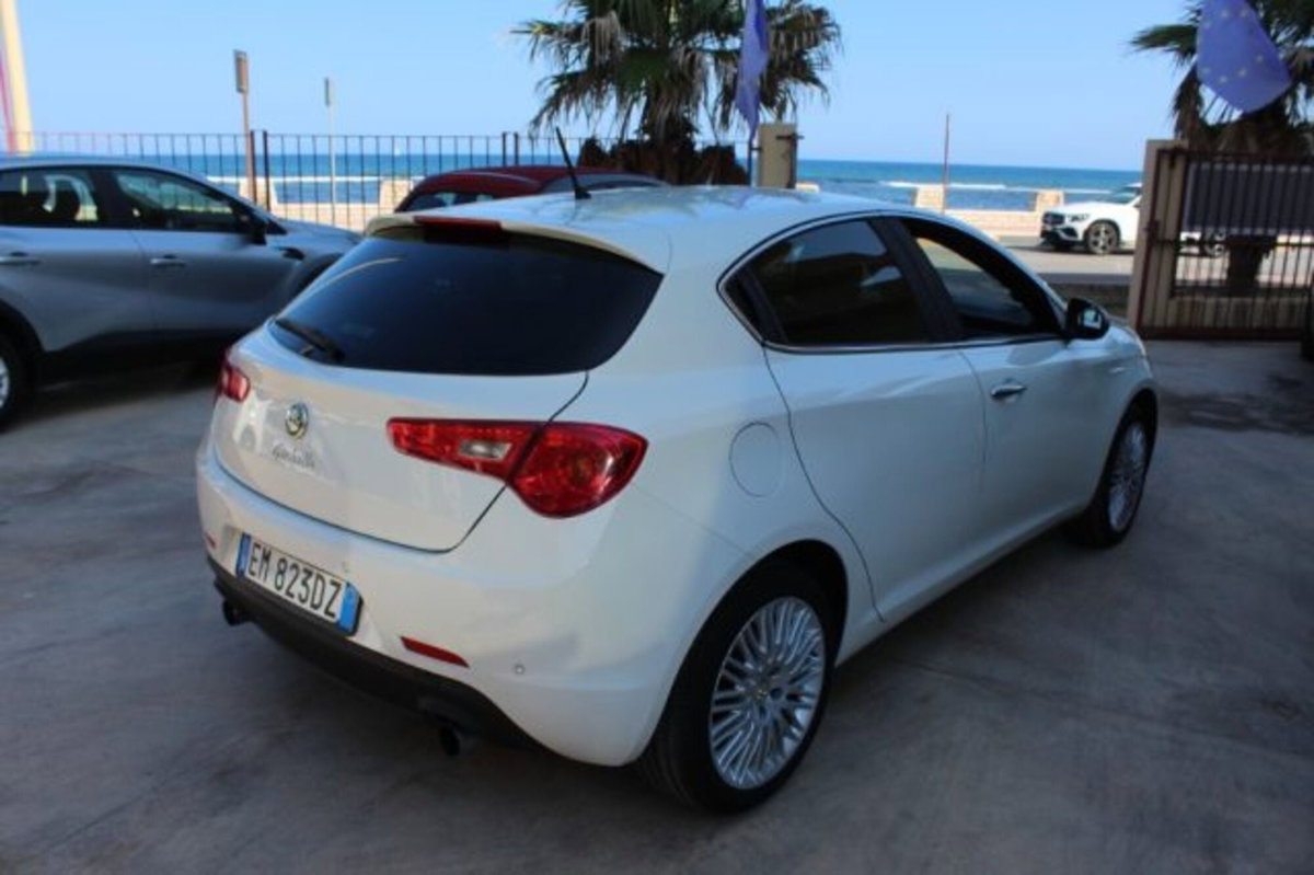 Alfa Romeo Giulietta 2.0 JTDm-2 Distinctive 140cv (4)