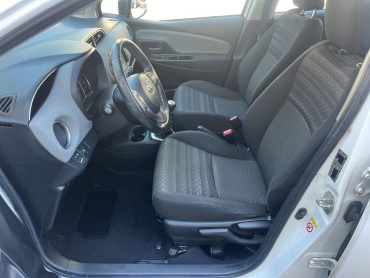 Toyota Yaris 1.D-4D 5 porte Lounge (11)