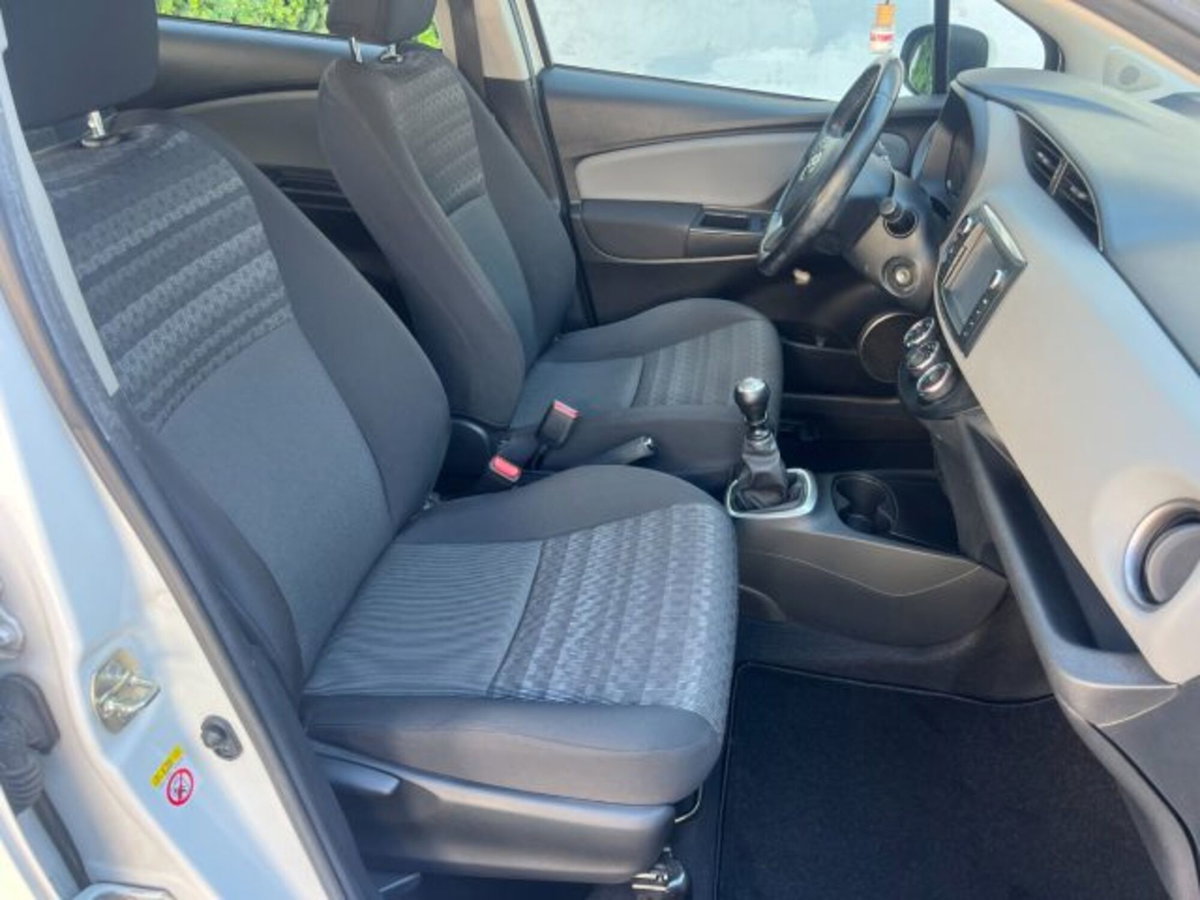 Toyota Yaris 1.D-4D 5 porte Lounge (12)