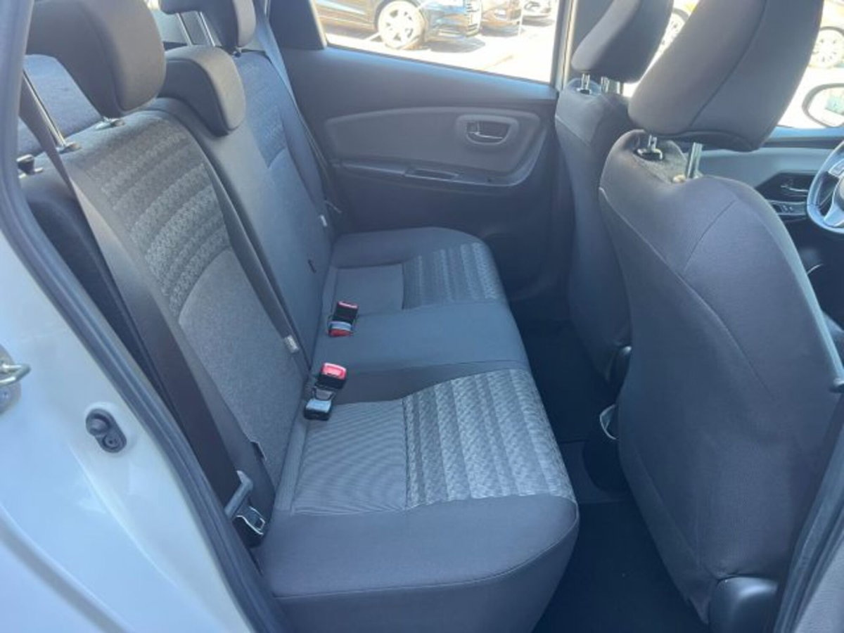 Toyota Yaris 1.D-4D 5 porte Lounge (13)