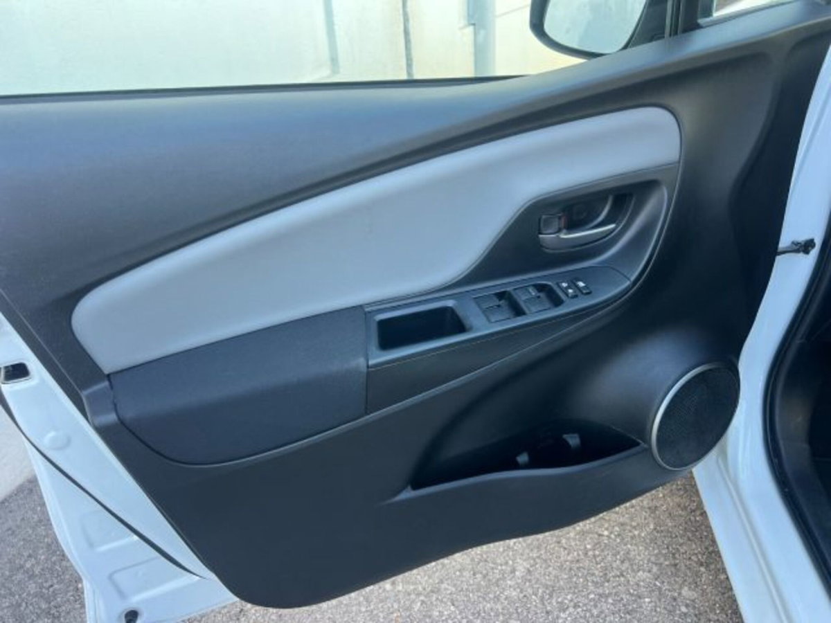 Toyota Yaris 1.D-4D 5 porte Lounge (17)