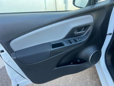 Toyota Yaris 1.D-4D 5 porte Lounge (17)