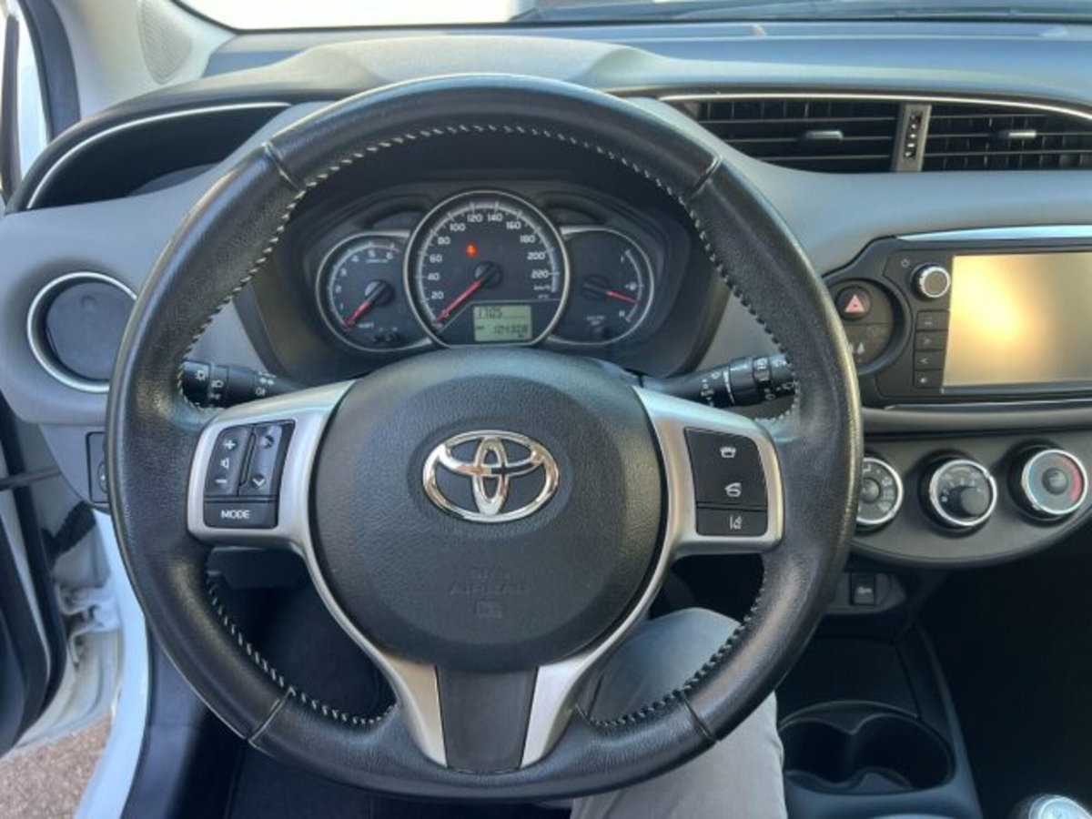 Toyota Yaris 1.D-4D 5 porte Lounge (18)