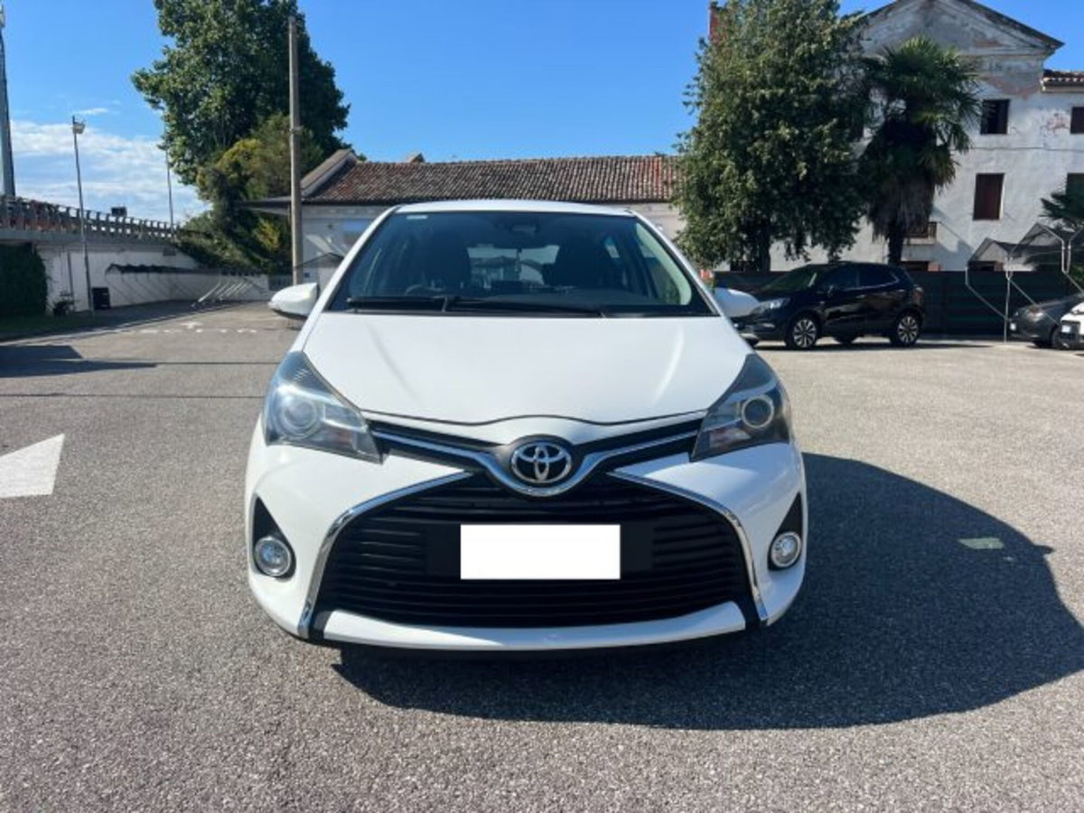 Toyota Yaris 1.D-4D 5 porte Lounge (2)