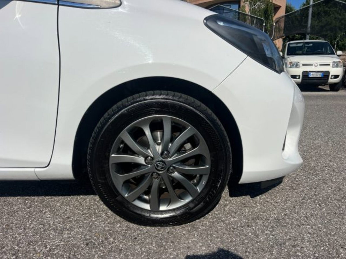 Toyota Yaris 1.D-4D 5 porte Lounge (3)