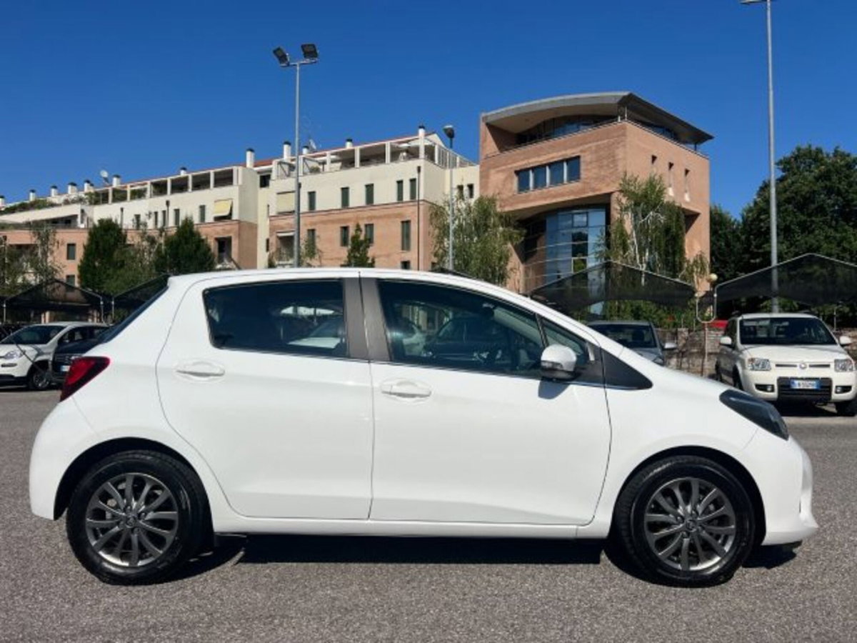 Toyota Yaris 1.D-4D 5 porte Lounge (4)