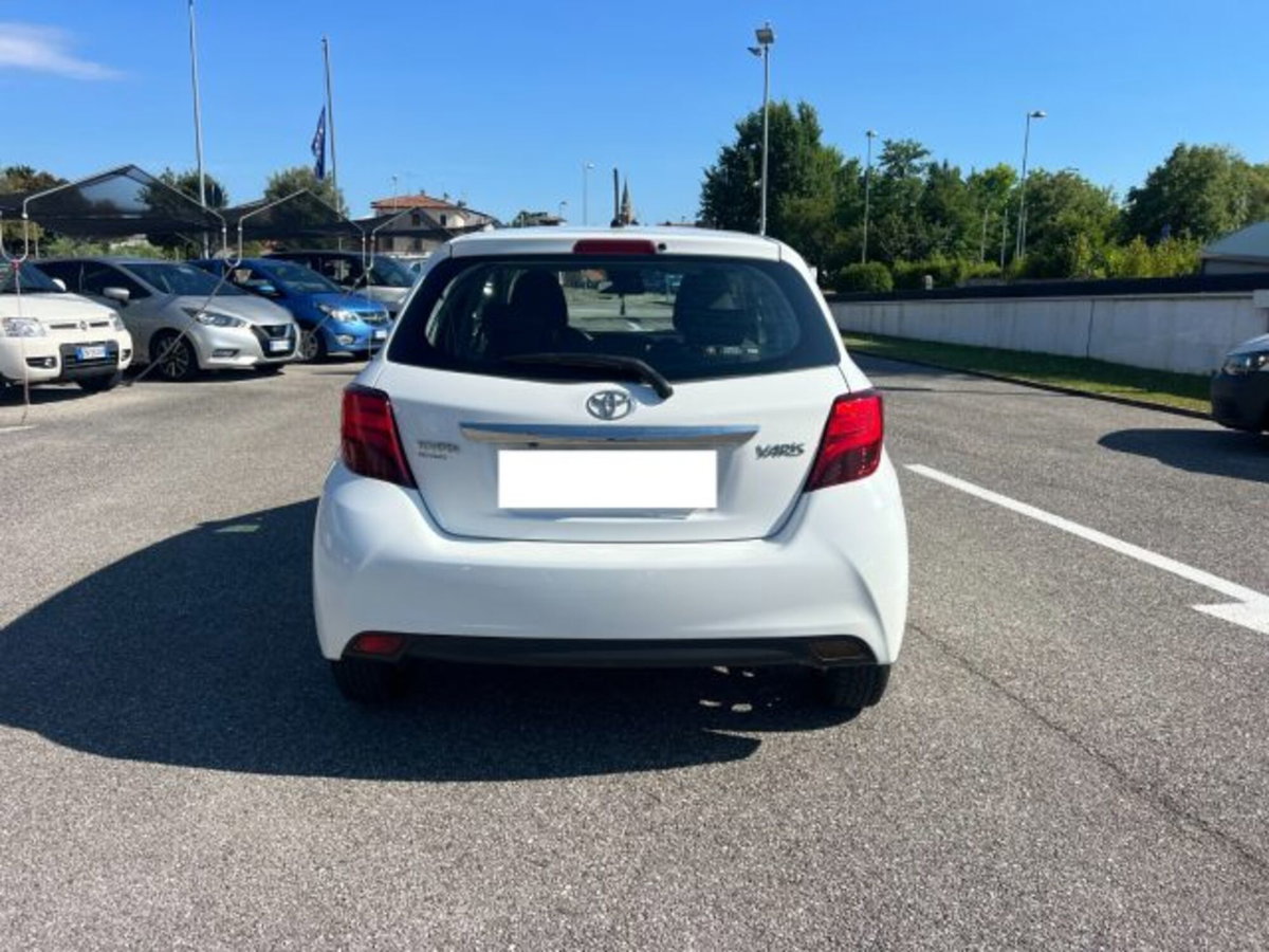Toyota Yaris 1.D-4D 5 porte Lounge (6)