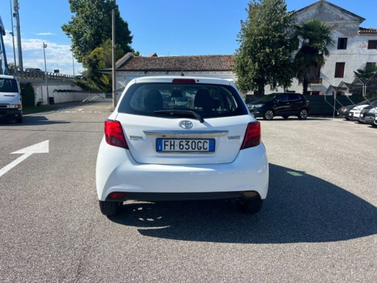 Toyota Yaris 1.D-4D 5 porte Lounge (7)