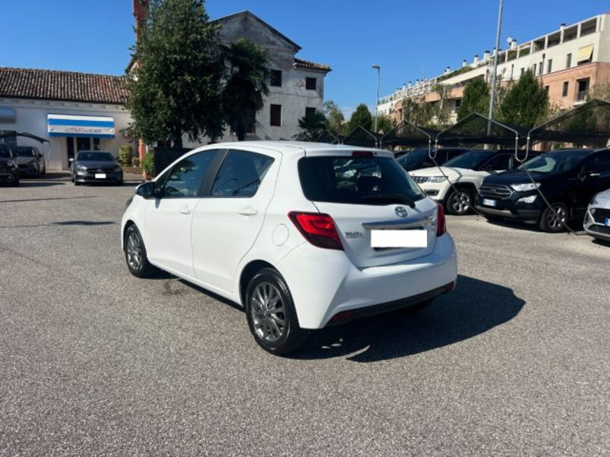 Toyota Yaris 1.D-4D 5 porte Lounge (8)