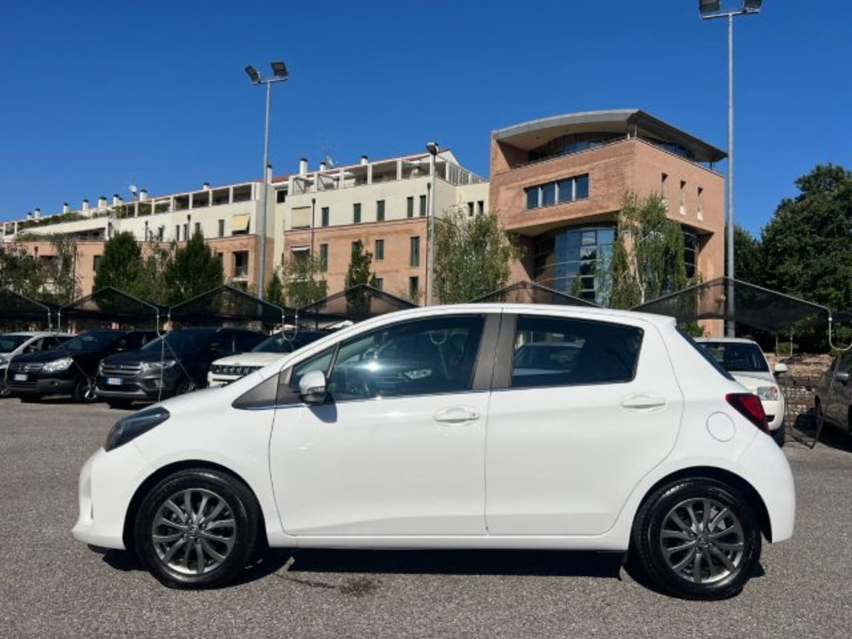 Toyota Yaris 1.D-4D 5 porte Lounge (9)