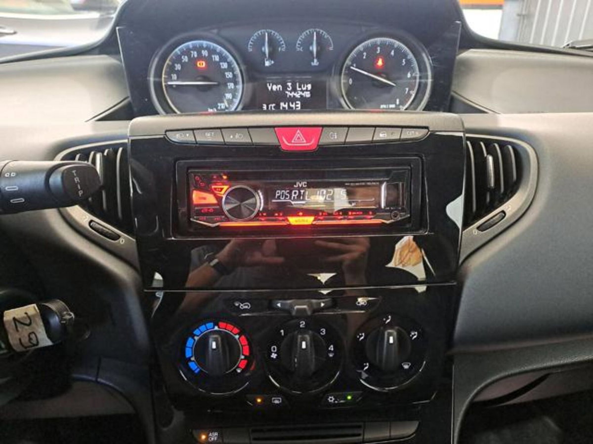 Lancia Ypsilon 1.2 69 CV 5 porte Silver (14)