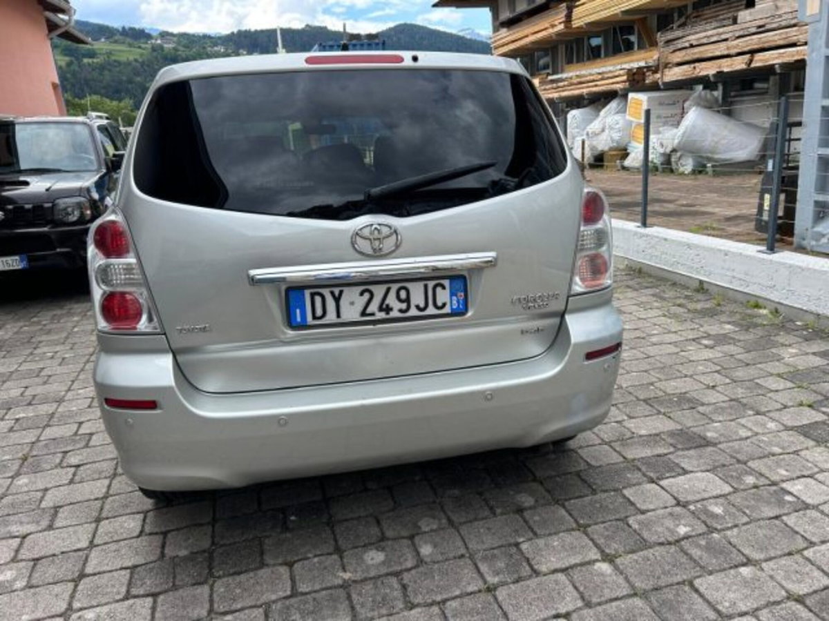 Toyota Corolla Verso 2.2 16V D-4D DPF (4)