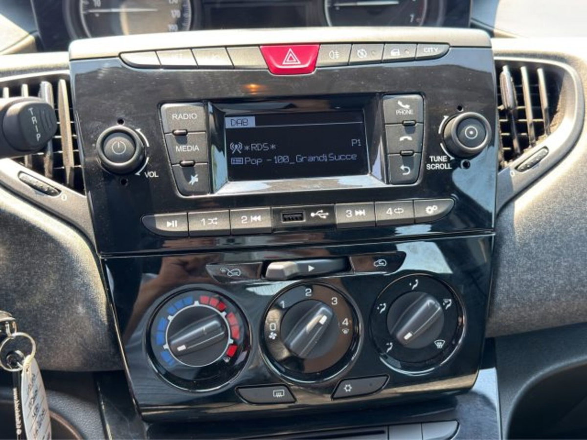 Lancia Ypsilon 1.0 FireFly 5 porte S&S Hybrid Ecochic A. Ferretti (17)
