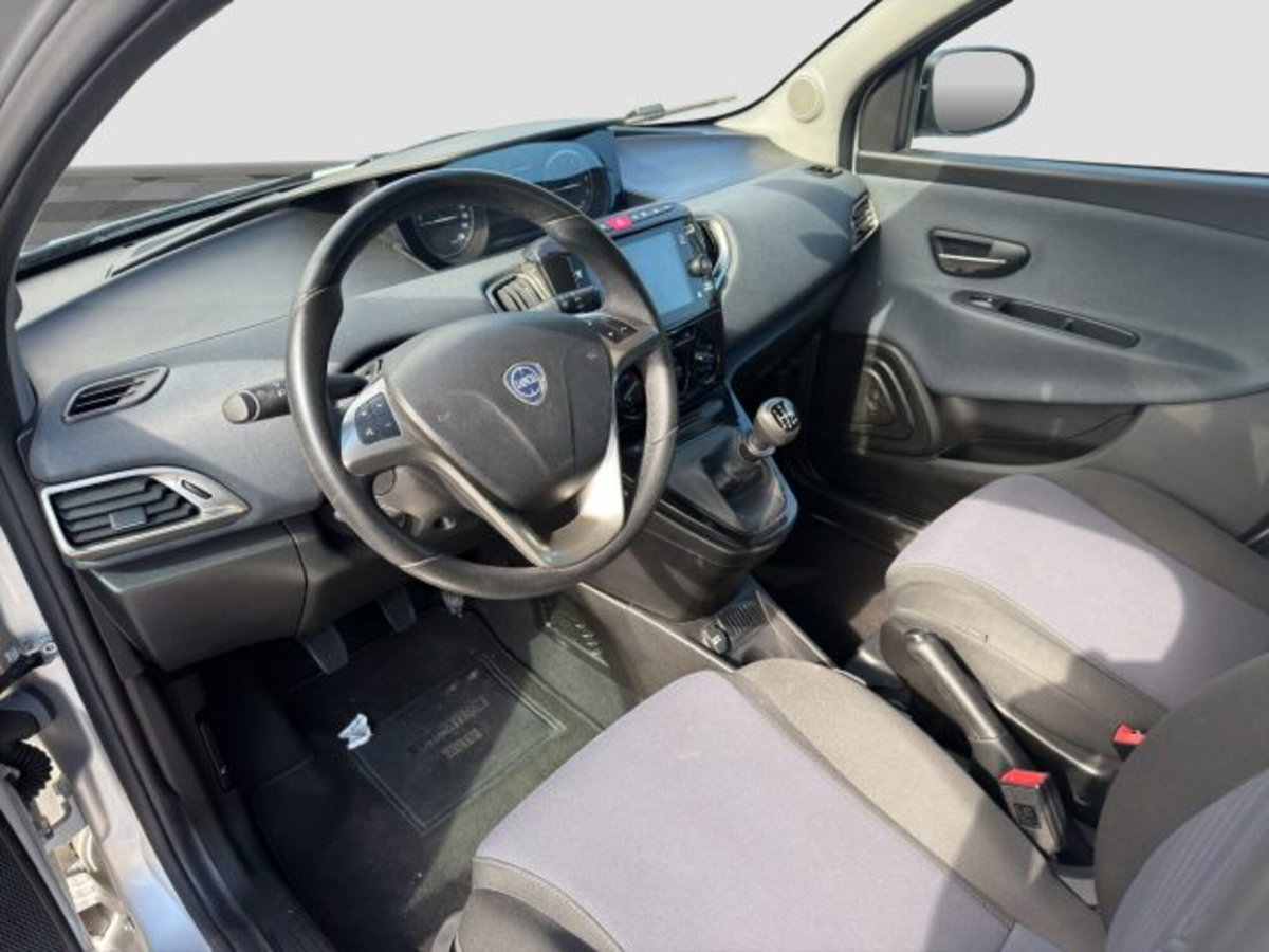 Lancia Ypsilon 1.0 FireFly 5 porte S&S Hybrid Gold Plus (9)