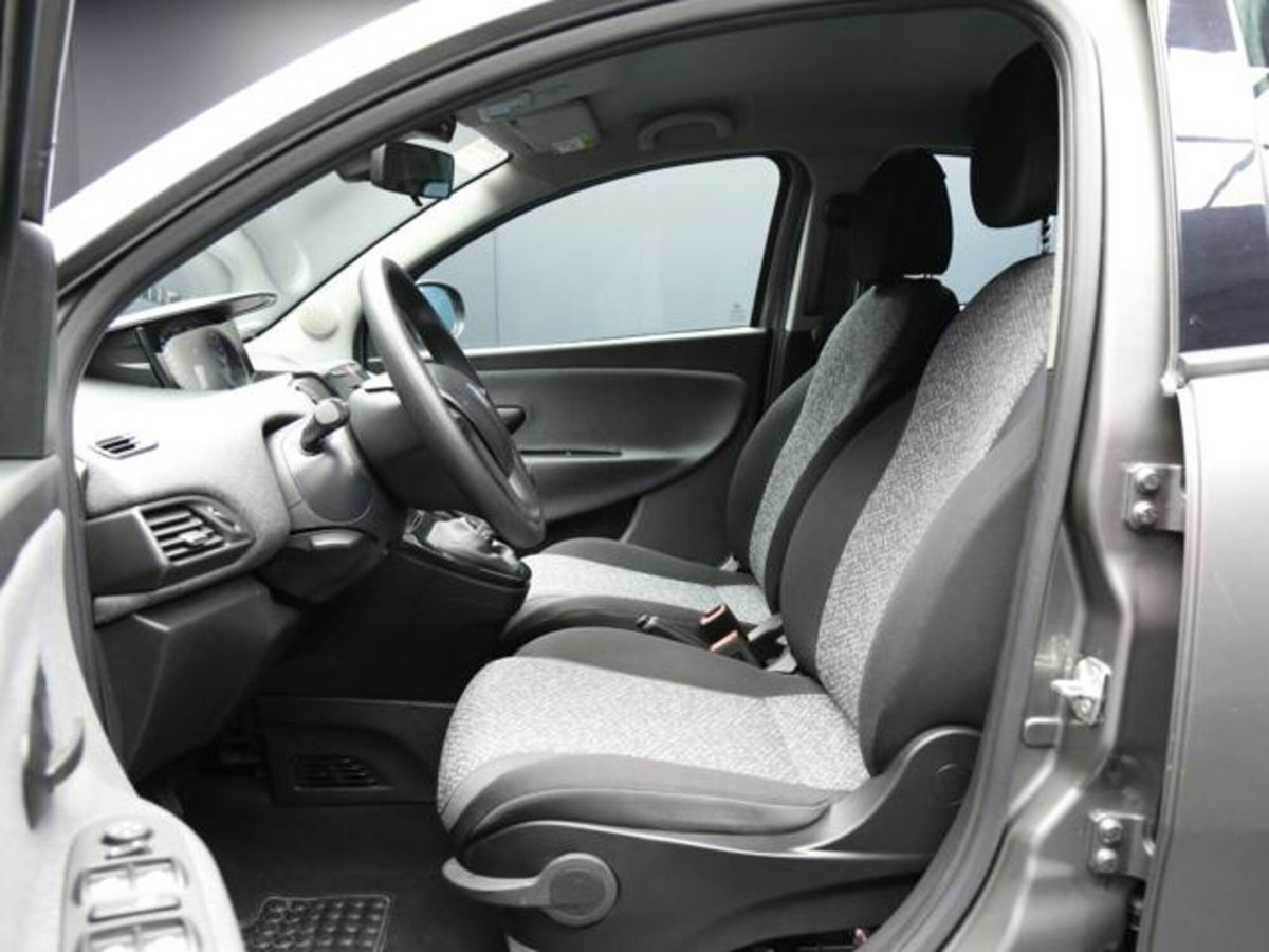 Lancia Ypsilon 1.0 FireFly 5 porte S&S Hybrid Silver Plus (10)