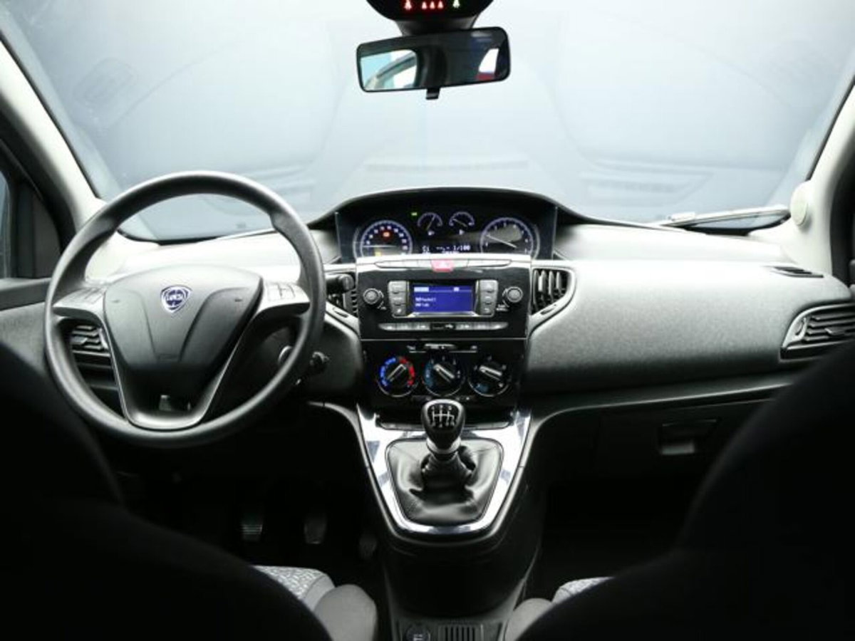Lancia Ypsilon 1.0 FireFly 5 porte S&S Hybrid Silver Plus (13)