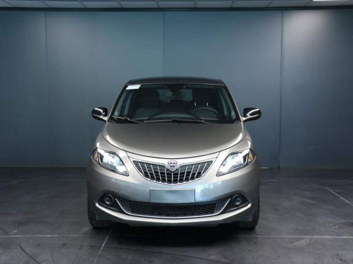 Lancia Ypsilon 1.0 FireFly 5 porte S&S Hybrid Silver Plus (2)