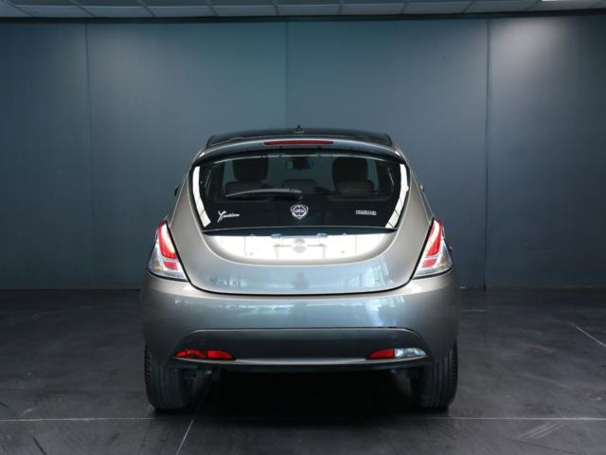 Lancia Ypsilon 1.0 FireFly 5 porte S&S Hybrid Silver Plus (3)