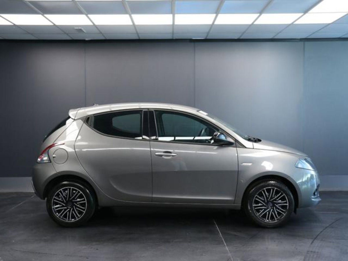 Lancia Ypsilon 1.0 FireFly 5 porte S&S Hybrid Silver Plus (6)