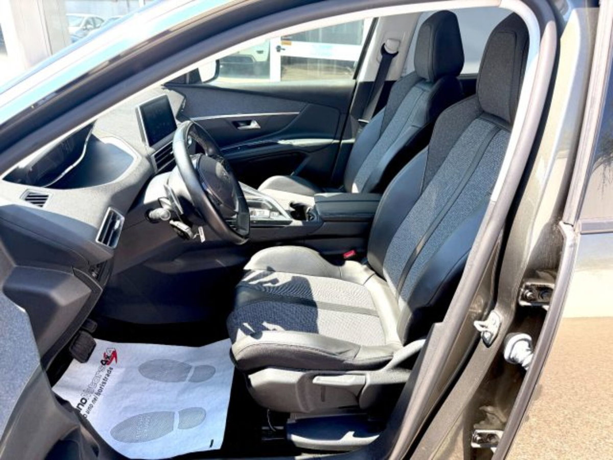 Peugeot 5008 PureTech Turbo 130 S&S EAT8 Allure (9)