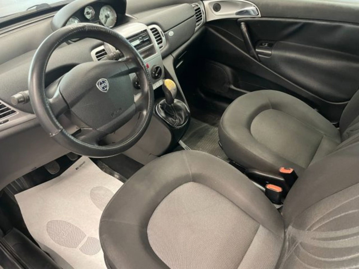 Lancia Ypsilon 1.3 MJT 75 CV Diva (2)