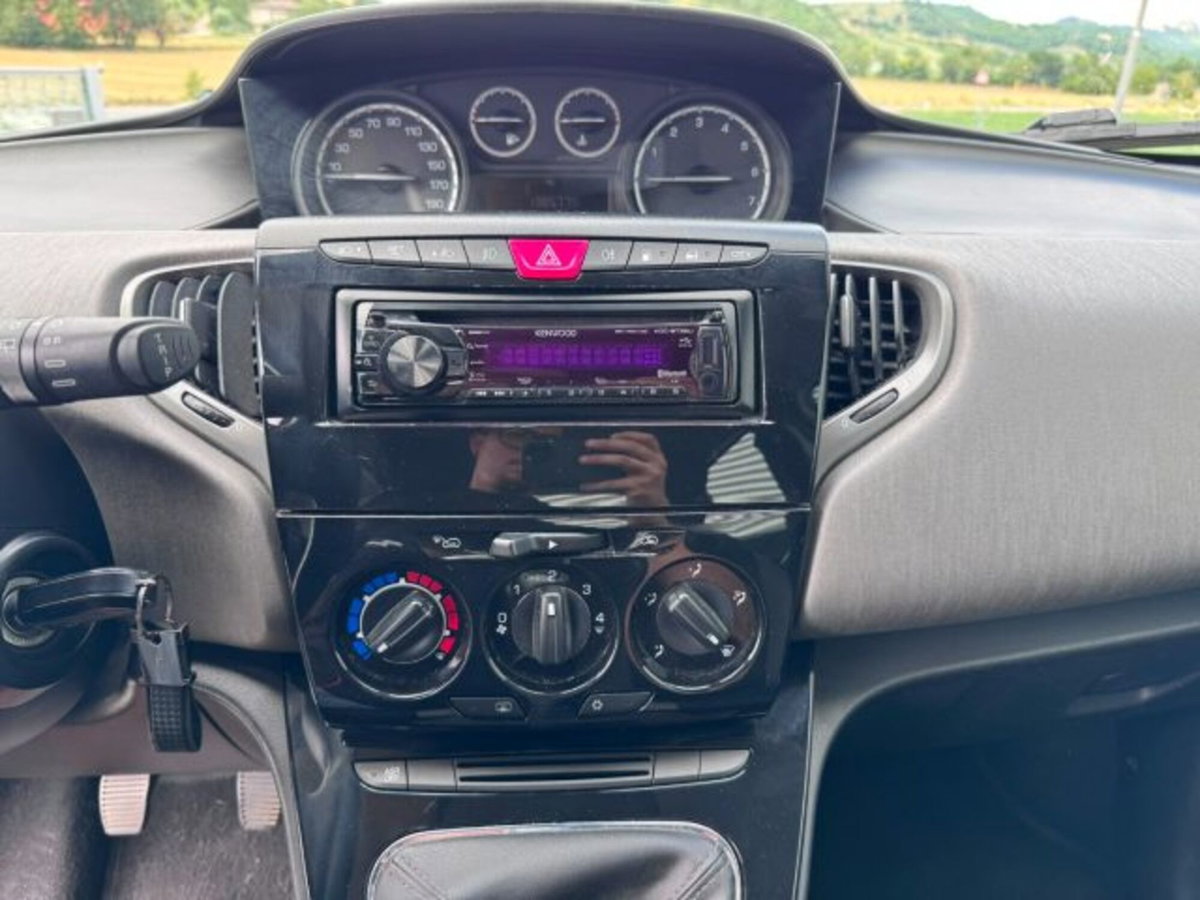 Lancia Ypsilon 0.9 TwinAir 85 CV 5 porte Metano Ecochic Silver (11)