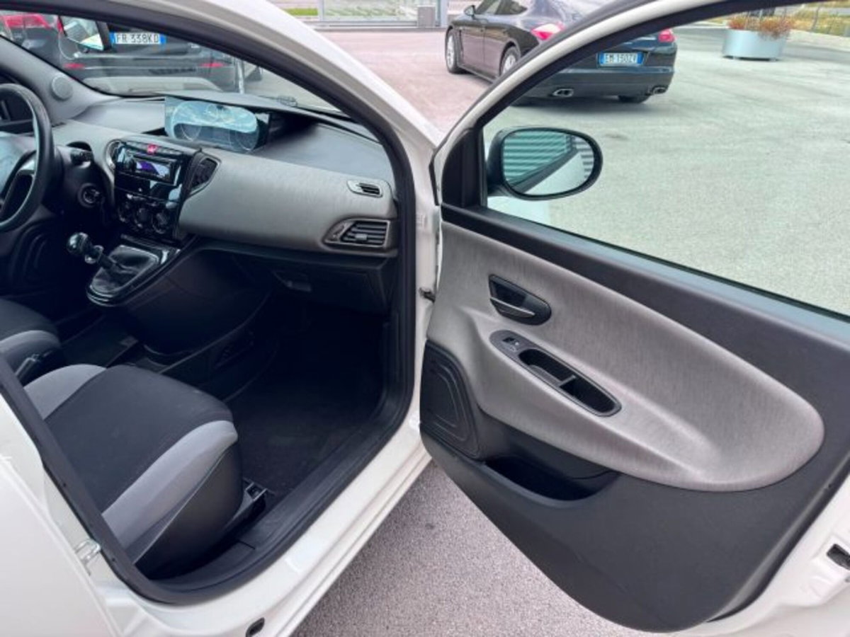 Lancia Ypsilon 0.9 TwinAir 85 CV 5 porte Metano Ecochic Silver (19)