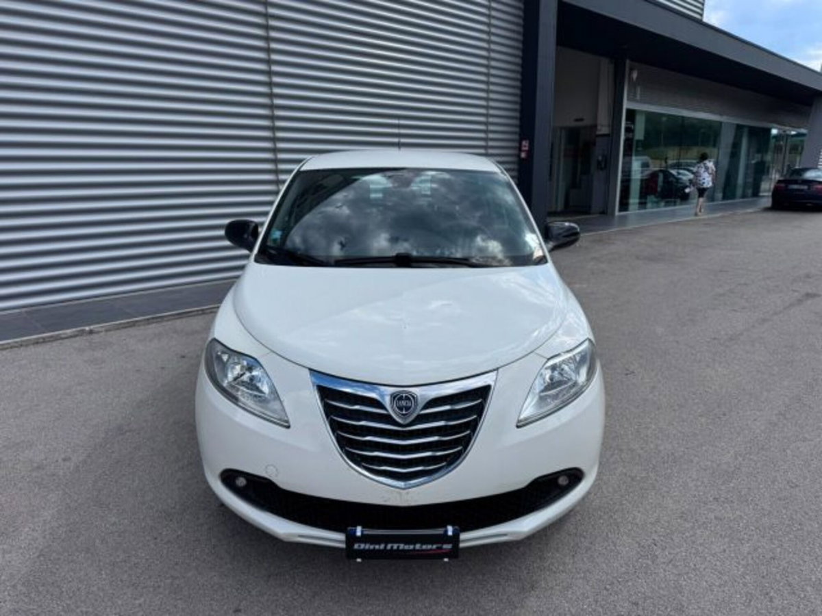 Lancia Ypsilon 0.9 TwinAir 85 CV 5 porte Metano Ecochic Silver (2)