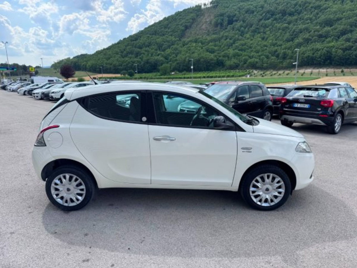Lancia Ypsilon 0.9 TwinAir 85 CV 5 porte Metano Ecochic Silver (4)