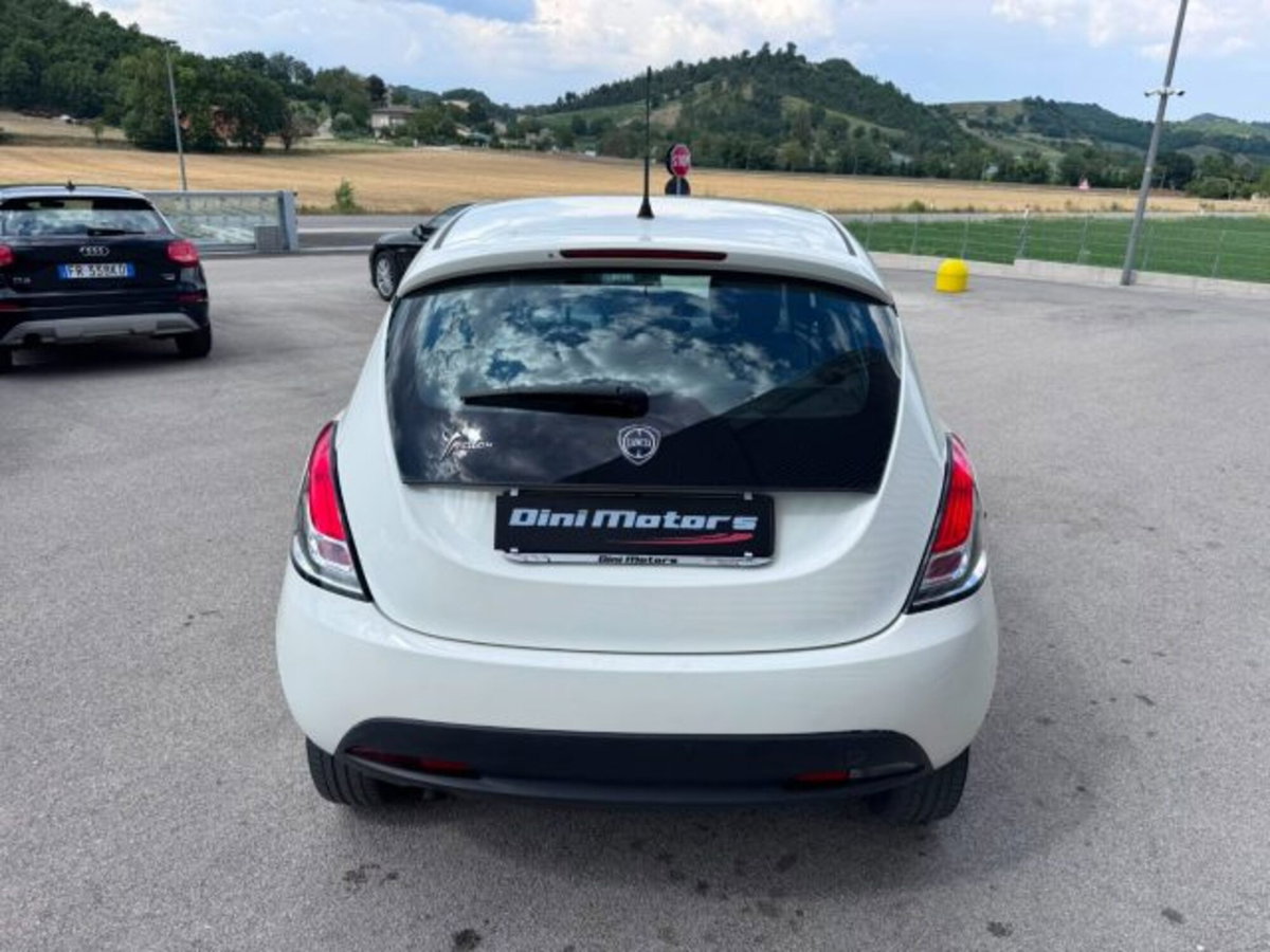 Lancia Ypsilon 0.9 TwinAir 85 CV 5 porte Metano Ecochic Silver (6)
