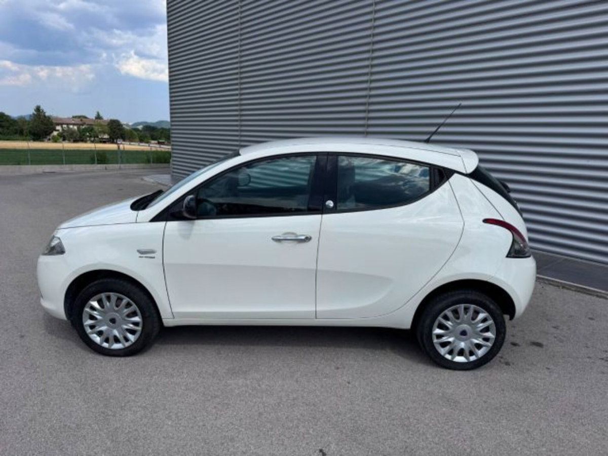Lancia Ypsilon 0.9 TwinAir 85 CV 5 porte Metano Ecochic Silver (8)