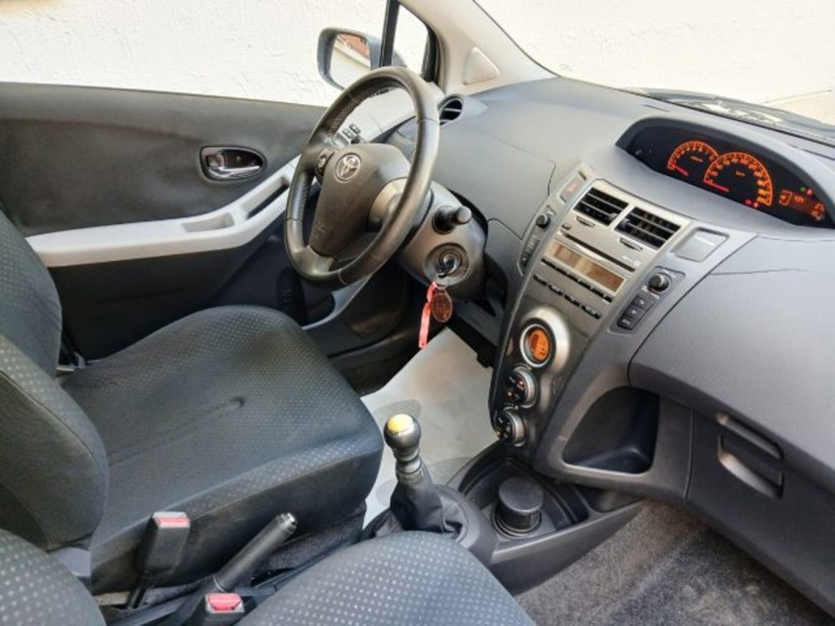 Toyota Yaris 1.3 5 porte Sol (10)