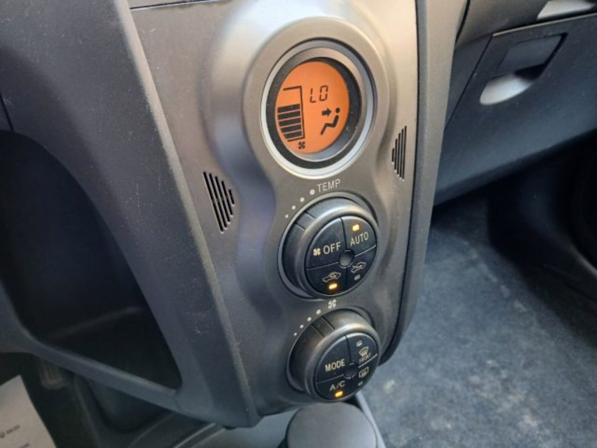Toyota Yaris 1.3 5 porte Sol (13)