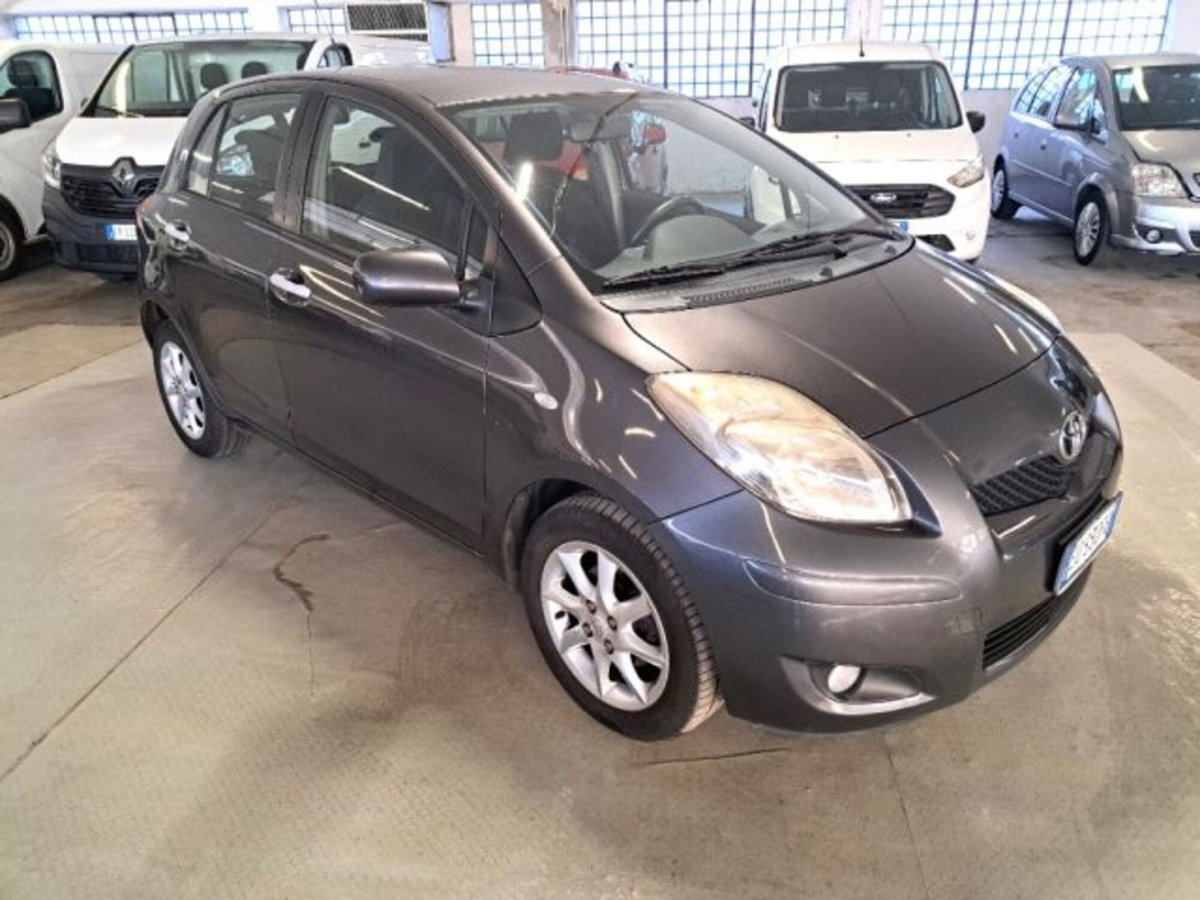 Toyota Yaris 1.3 5 porte Sol (2)