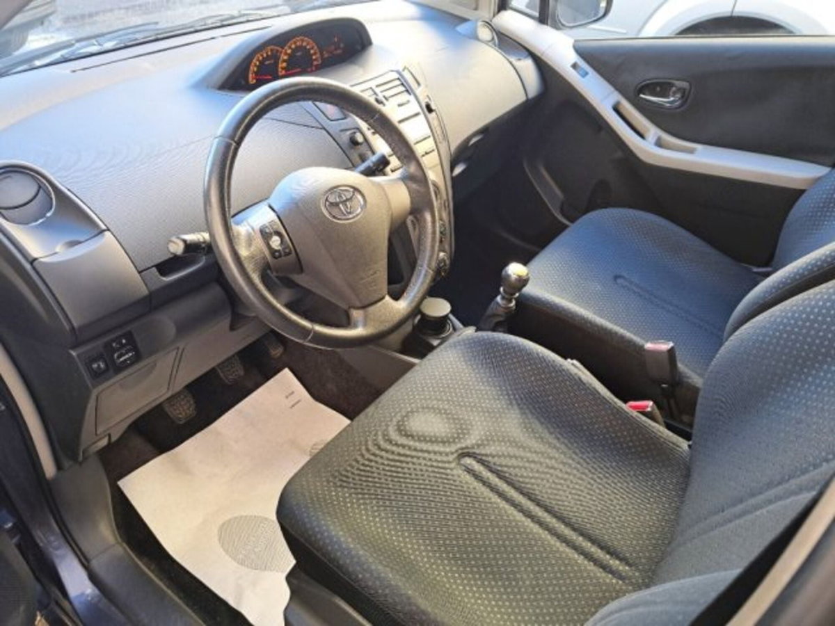 Toyota Yaris 1.3 5 porte Sol (4)
