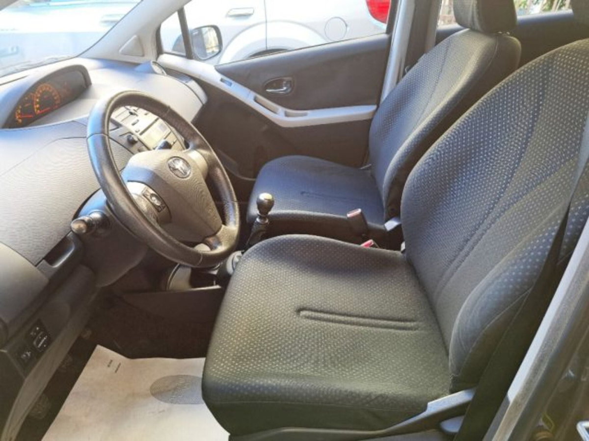 Toyota Yaris 1.3 5 porte Sol (5)