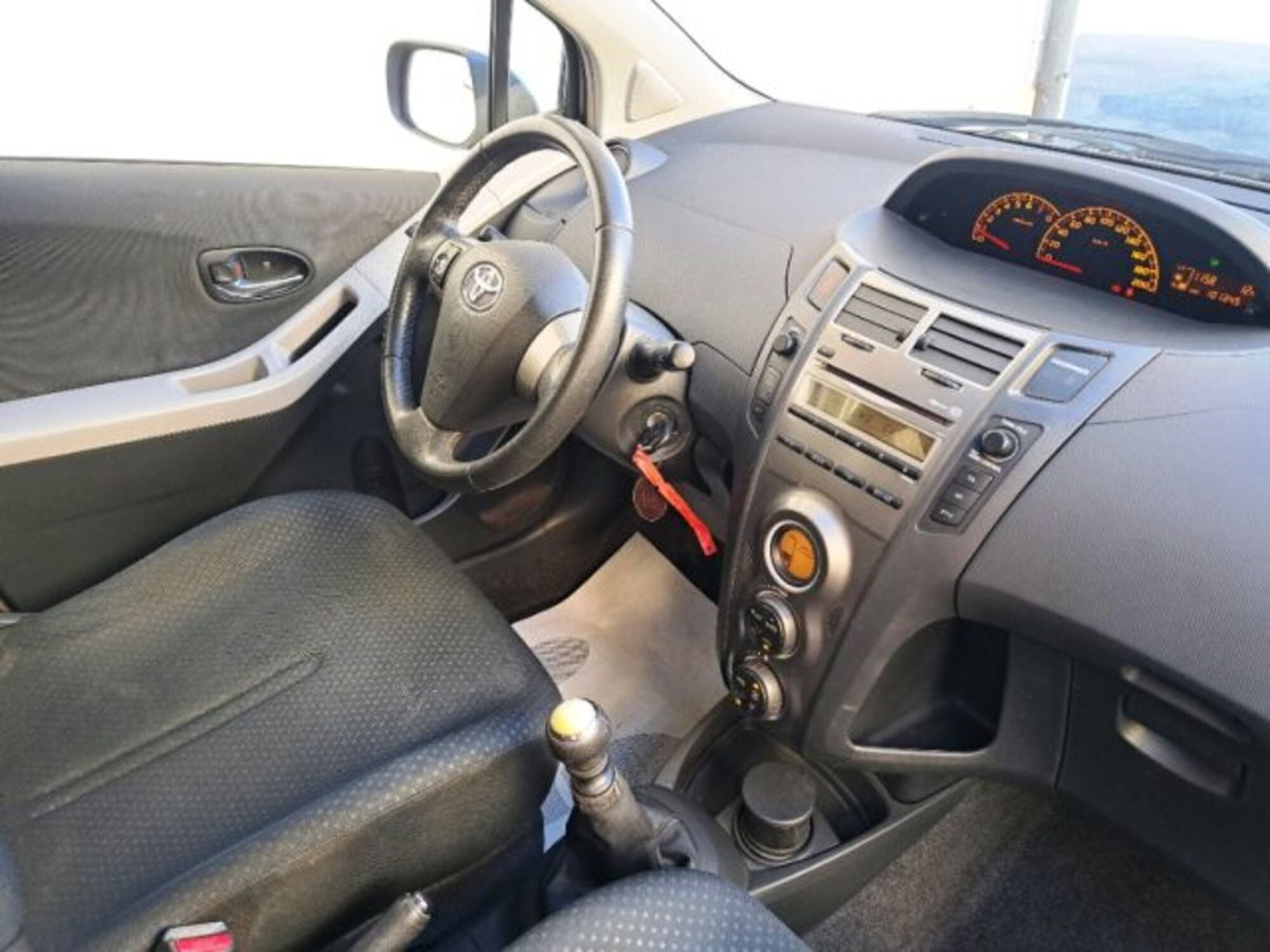 Toyota Yaris 1.3 5 porte Sol (6)