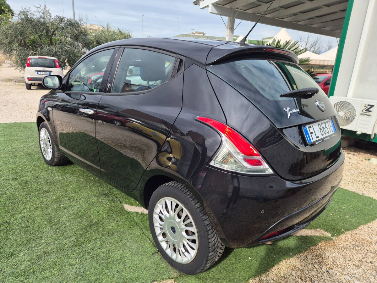 Lancia Ypsilon 1.2 69 CV 5 porte Silver (4)