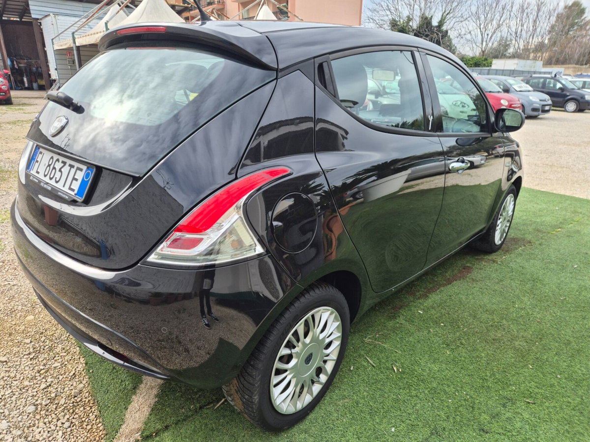 Lancia Ypsilon 1.2 69 CV 5 porte Silver (5)