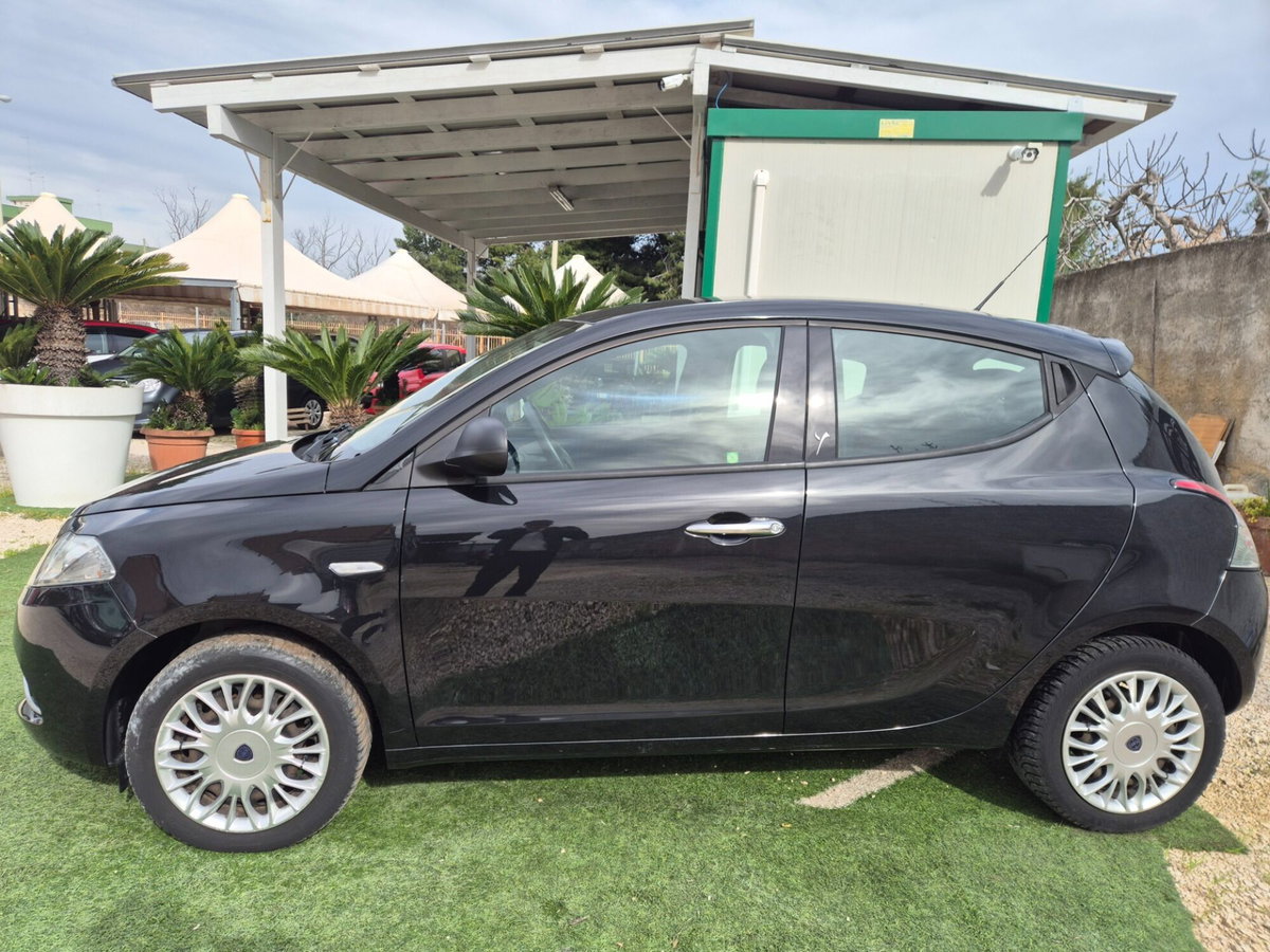 Lancia Ypsilon 1.2 69 CV 5 porte Silver (6)