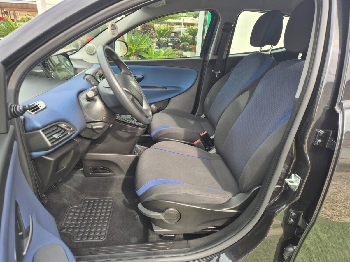 Lancia Ypsilon 1.2 69 CV 5 porte Silver (7)