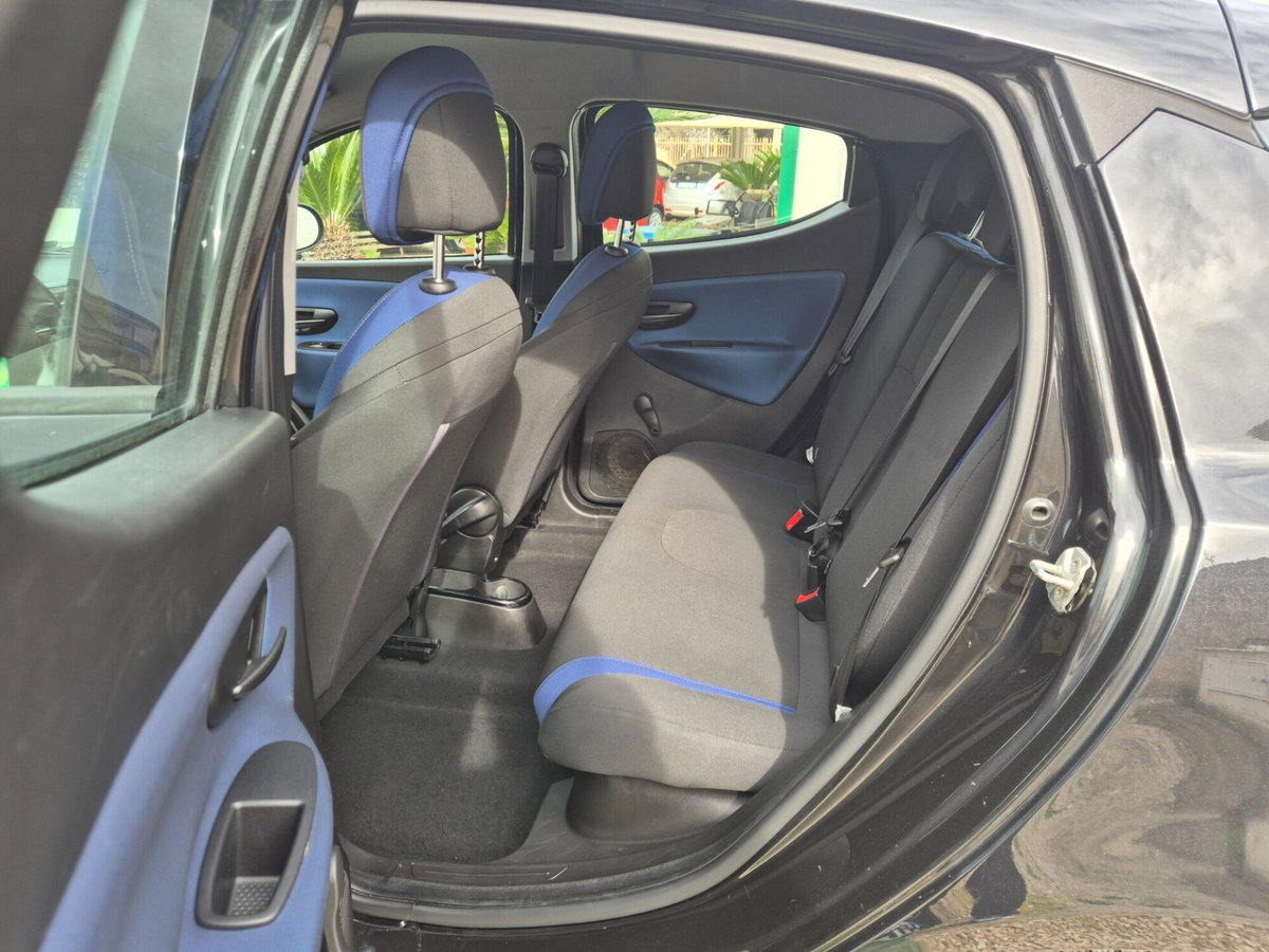 Lancia Ypsilon 1.2 69 CV 5 porte Silver (8)