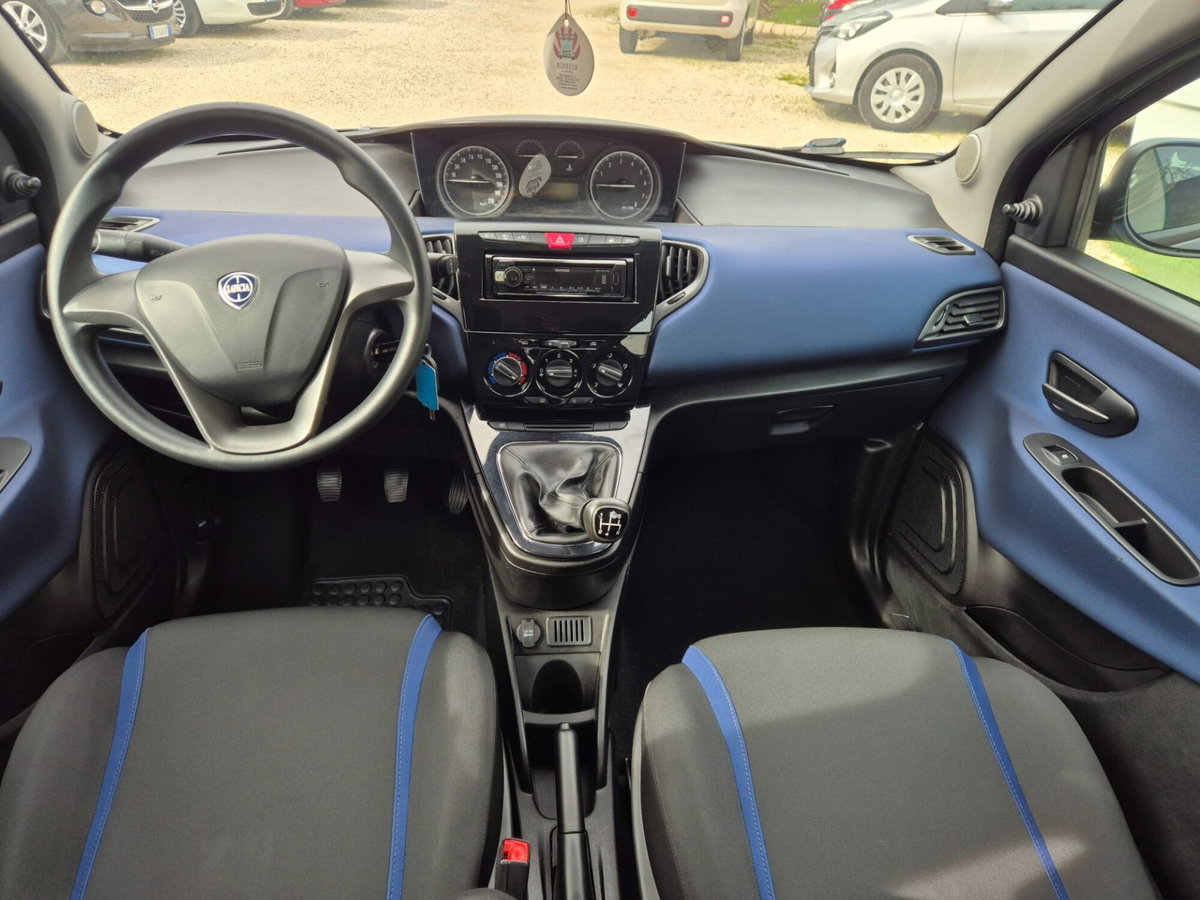 Lancia Ypsilon 1.2 69 CV 5 porte Silver (9)