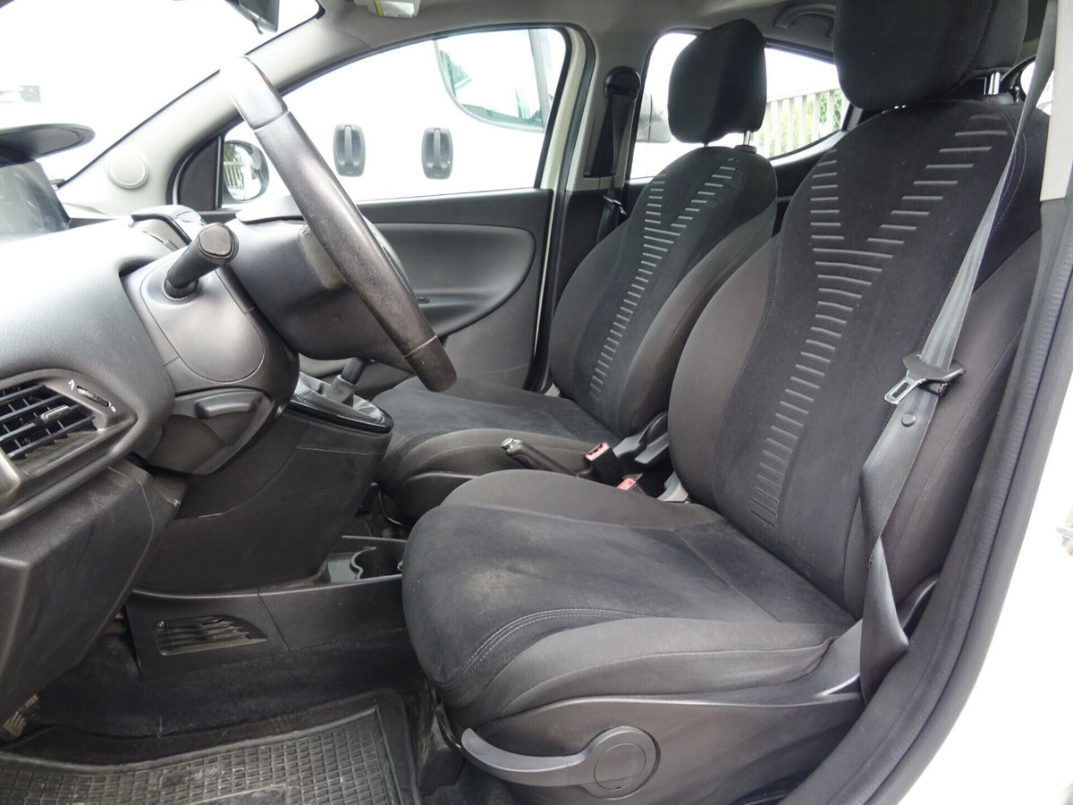 Lancia Ypsilon 1.2 69 CV 5 porte Platinum (13)