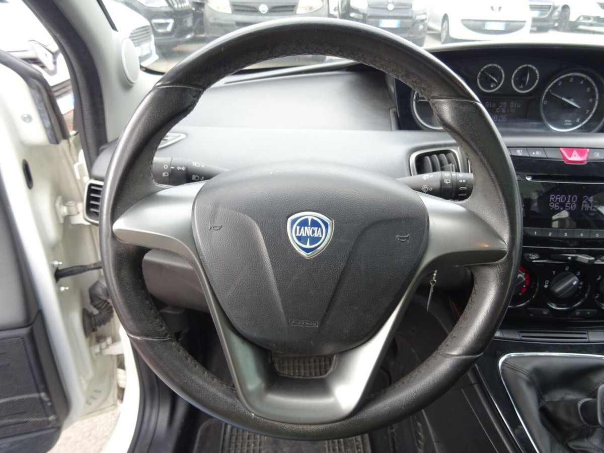 Lancia Ypsilon 1.2 69 CV 5 porte Platinum (14)